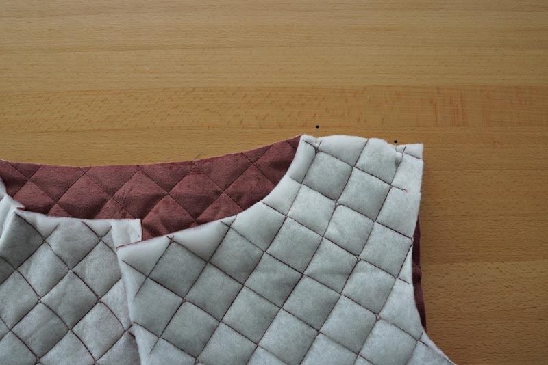 Střih a návod jak ušít dámskou dlouhou vestu s podšívkou, vysokým límcem a vnořenými kapsami - podsádky a podšívka