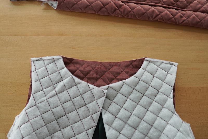 Střih a návod jak ušít dámskou dlouhou vestu s podšívkou, vysokým límcem a vnořenými kapsami - podsádky a podšívka