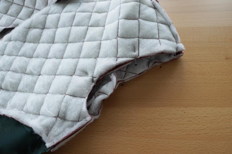 Střih a návod jak ušít dámskou dlouhou vestu s podšívkou, vysokým límcem a vnořenými kapsami - průramky