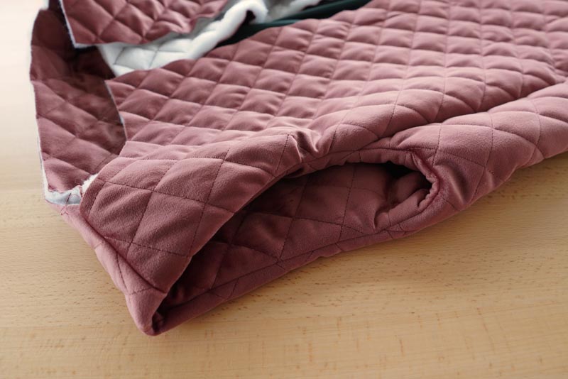 Střih a návod jak ušít dámskou dlouhou vestu s podšívkou, vysokým límcem a vnořenými kapsami - průramky