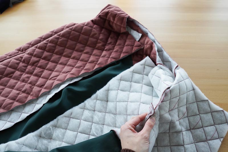 Střih a návod jak ušít dámskou dlouhou vestu s podšívkou, vysokým límcem a vnořenými kapsami - průramky