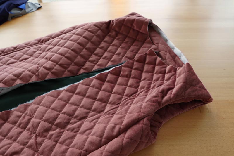 Střih a návod jak ušít dámskou dlouhou vestu s podšívkou, vysokým límcem a vnořenými kapsami - průramky