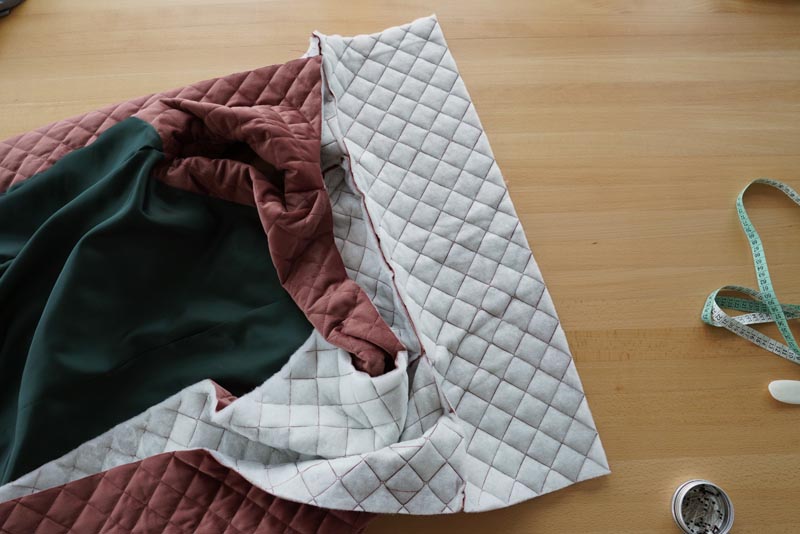 Střih a návod jak ušít dámskou dlouhou vestu s podšívkou, vysokým límcem a vnořenými kapsami - límec