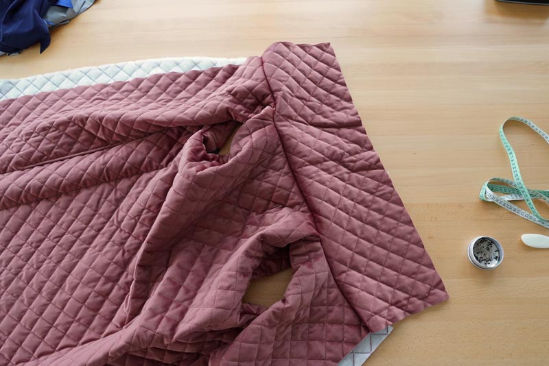 Střih a návod jak ušít dámskou dlouhou vestu s podšívkou, vysokým límcem a vnořenými kapsami - límec