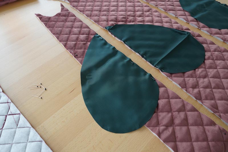 Střih a návod jak ušít dámskou dlouhou vestu s podšívkou, vysokým límcem a vnořenými kapsami - kapsy