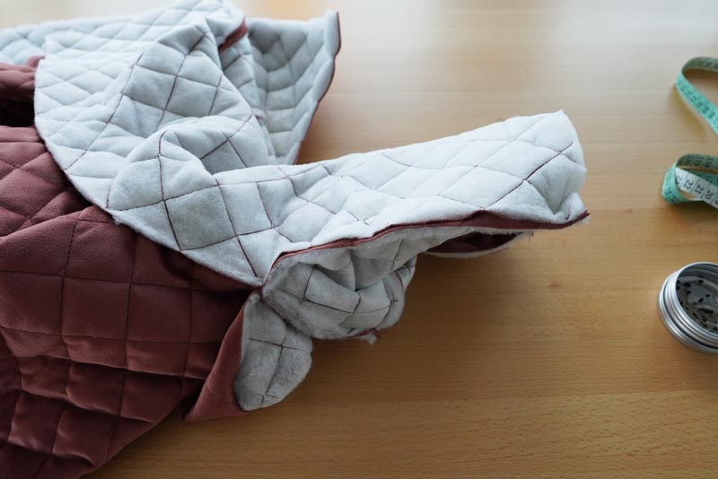 Střih a návod jak ušít dámskou dlouhou vestu s podšívkou, vysokým límcem a vnořenými kapsami - límec