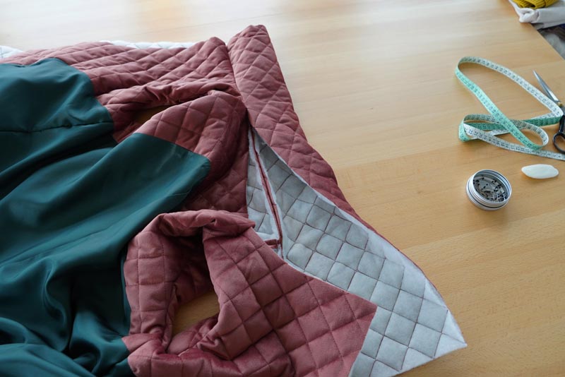 Střih a návod jak ušít dámskou dlouhou vestu s podšívkou, vysokým límcem a vnořenými kapsami - límec