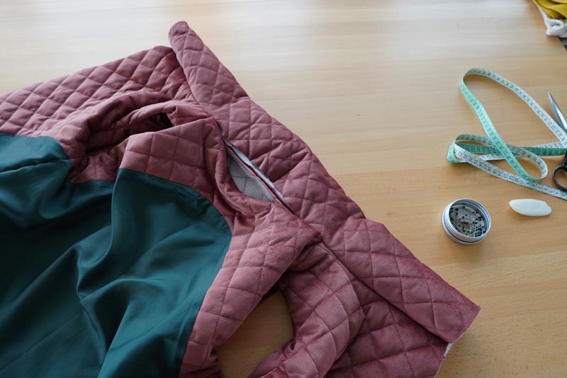 Střih a návod jak ušít dámskou dlouhou vestu s podšívkou, vysokým límcem a vnořenými kapsami - límec