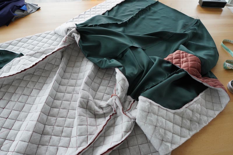 Střih a návod jak ušít dámskou dlouhou vestu s podšívkou, vysokým límcem a vnořenými kapsami - límec