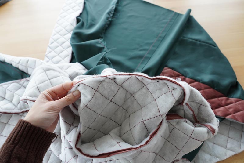 Střih a návod jak ušít dámskou dlouhou vestu s podšívkou, vysokým límcem a vnořenými kapsami - límec