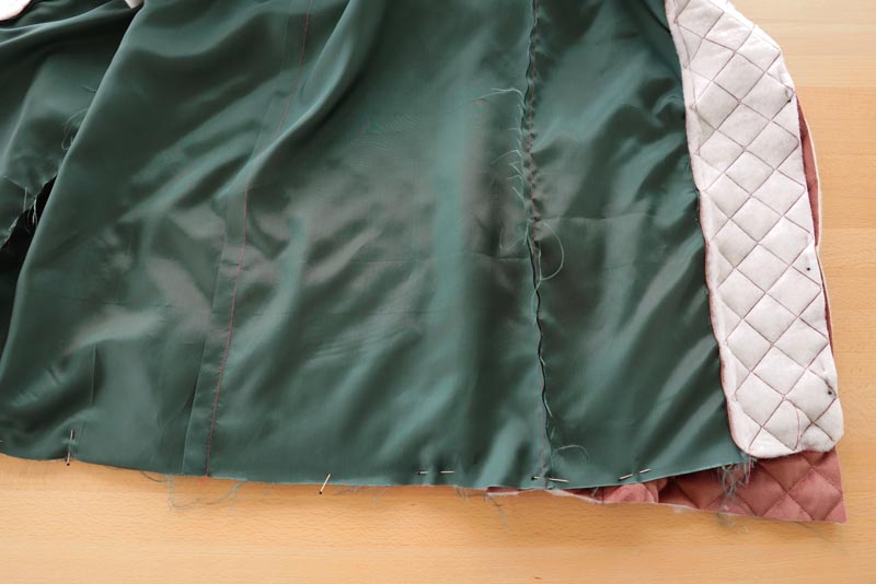 Střih a návod jak ušít dámskou dlouhou vestu s podšívkou, vysokým límcem a vnořenými kapsami - dokončení podšívky