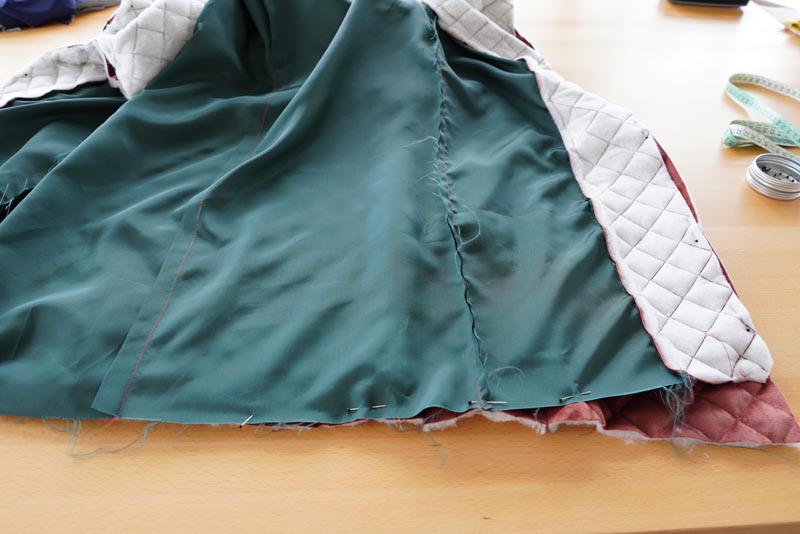 Střih a návod jak ušít dámskou dlouhou vestu s podšívkou, vysokým límcem a vnořenými kapsami - dokončení podšívky