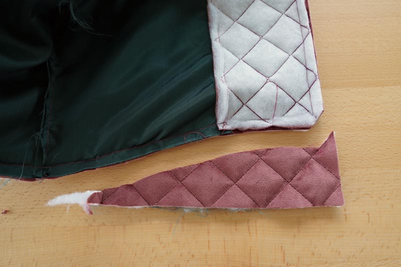 Střih a návod jak ušít dámskou dlouhou vestu s podšívkou, vysokým límcem a vnořenými kapsami - dokončení podšívky