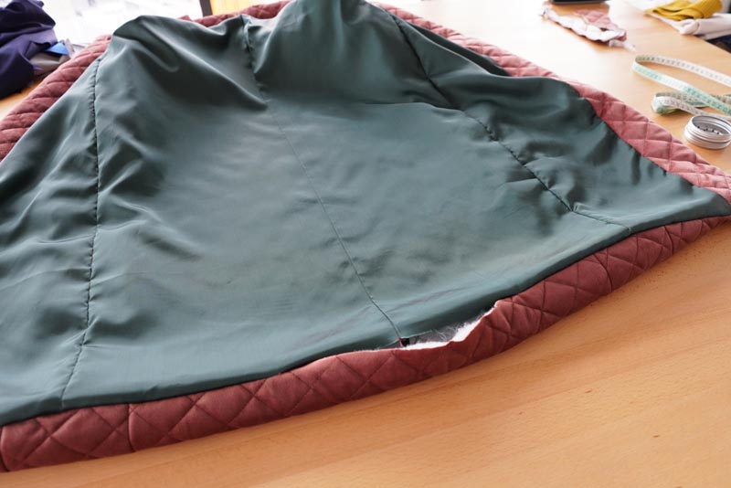 Střih a návod jak ušít dámskou dlouhou vestu s podšívkou, vysokým límcem a vnořenými kapsami - dokončení podšívky