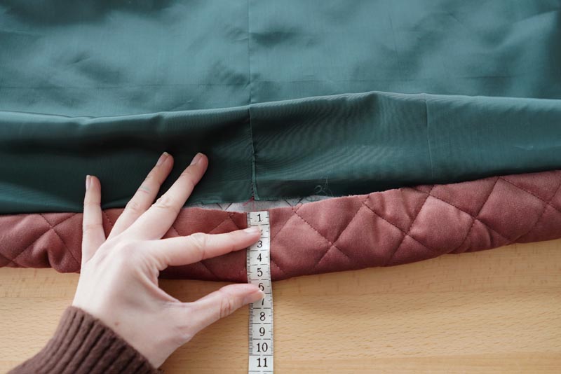 Střih a návod jak ušít dámskou dlouhou vestu s podšívkou, vysokým límcem a vnořenými kapsami - dokončení podšívky