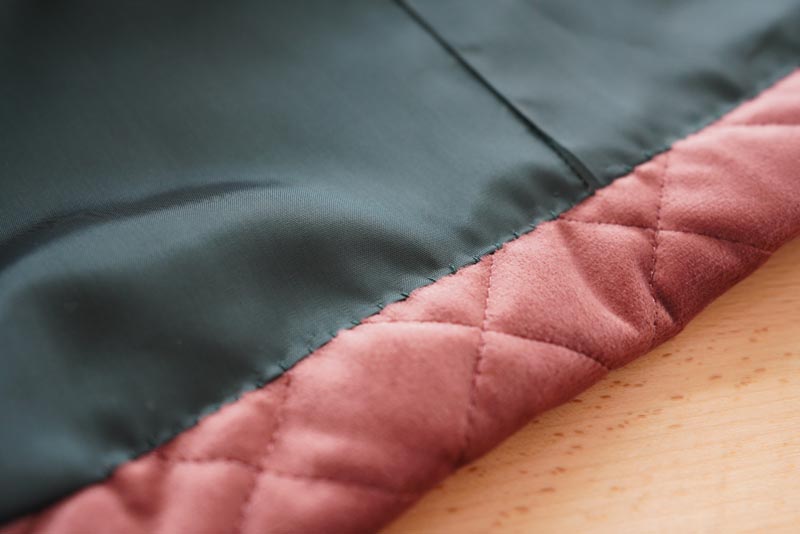 Střih a návod jak ušít dámskou dlouhou vestu s podšívkou, vysokým límcem a vnořenými kapsami - dokončení podšívky