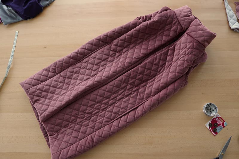 Střih a návod jak ušít dámskou dlouhou vestu s podšívkou, vysokým límcem a vnořenými kapsami - druky