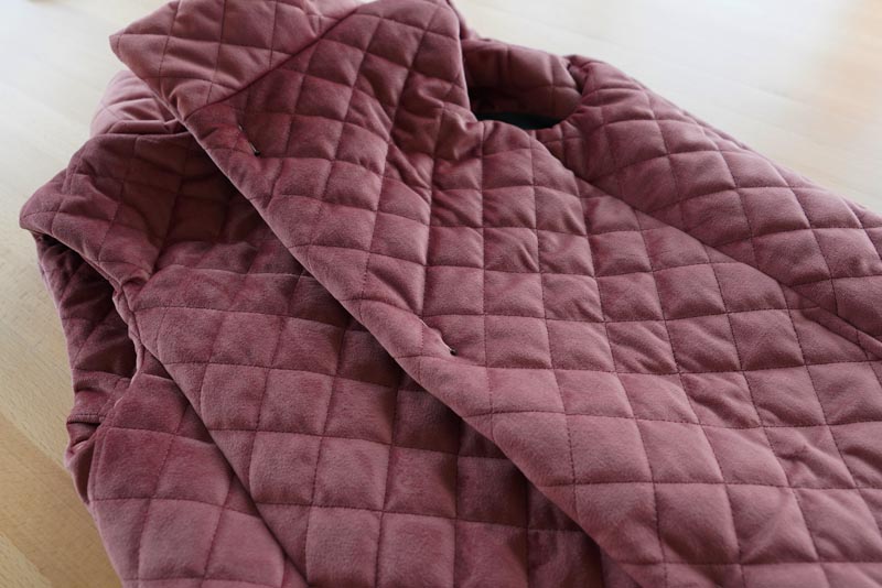 Střih a návod jak ušít dámskou dlouhou vestu s podšívkou, vysokým límcem a vnořenými kapsami - druky