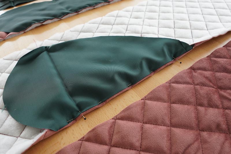 Střih a návod jak ušít dámskou dlouhou vestu s podšívkou, vysokým límcem a vnořenými kapsami - kapsy