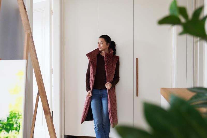 Střih a návod jak ušít dámskou dlouhou vestu s podšívkou, vysokým límcem a vnořenými kapsami