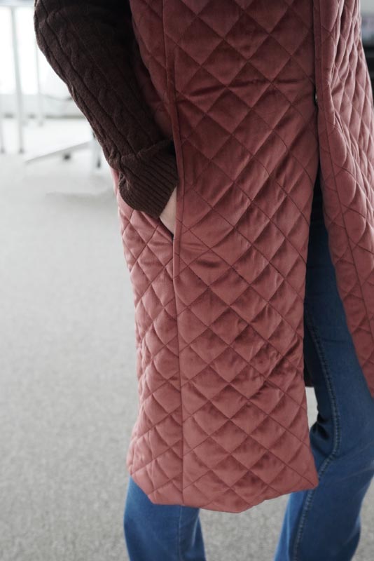 Střih a návod jak ušít dámskou dlouhou vestu s podšívkou, vysokým límcem a vnořenými kapsami