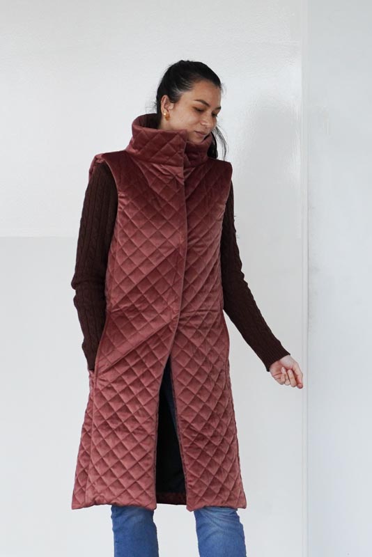 Střih a návod jak ušít dámskou dlouhou vestu s podšívkou, vysokým límcem a vnořenými kapsami