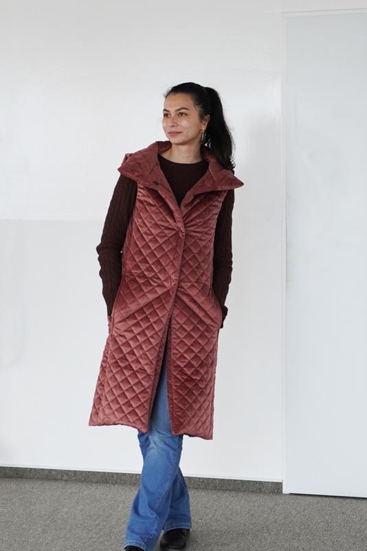 Střih a návod jak ušít dámskou dlouhou vestu s podšívkou, vysokým límcem a vnořenými kapsami