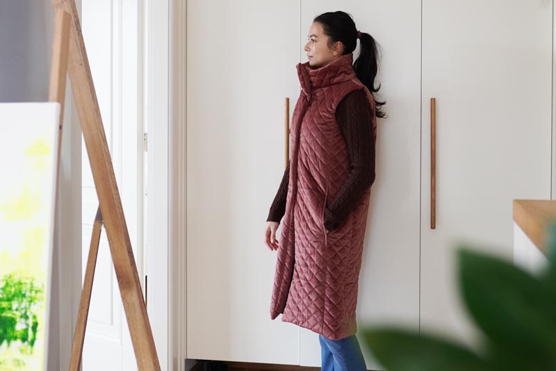 Střih a návod jak ušít dámskou dlouhou vestu s podšívkou, vysokým límcem a vnořenými kapsami