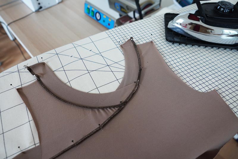 Střih a návod na jednoduché dámské tričko s překřížením - přední díl