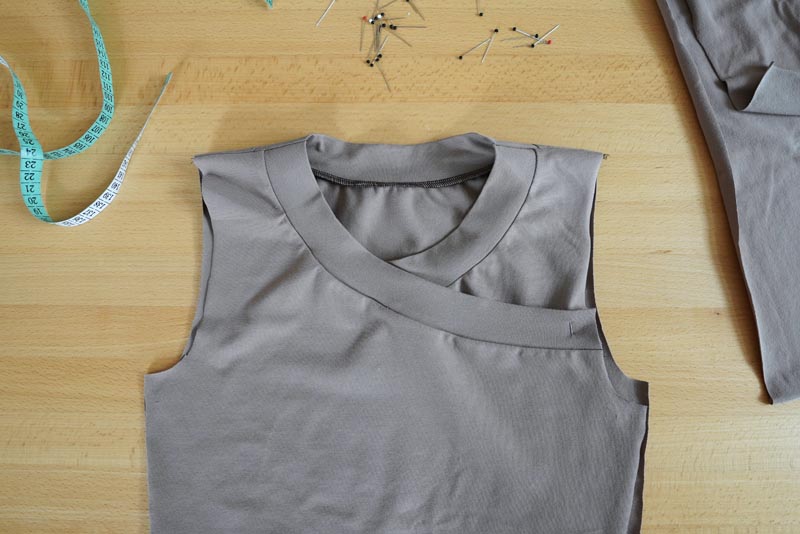 Střih a návod na jednoduché dámské tričko s překřížením - ramenní švy