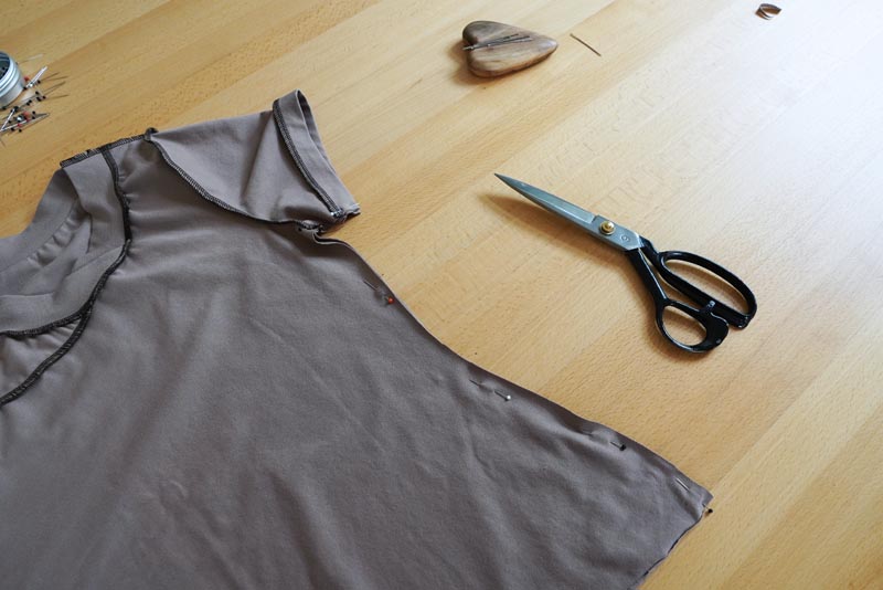 Střih a návod na jednoduché dámské tričko s překřížením - boční a rukávové švy