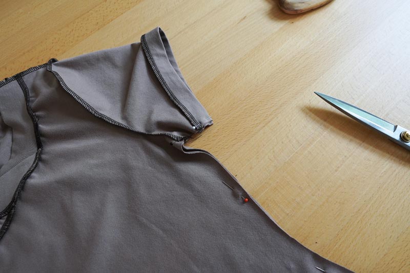 Střih a návod na jednoduché dámské tričko s překřížením - boční a rukávové švy