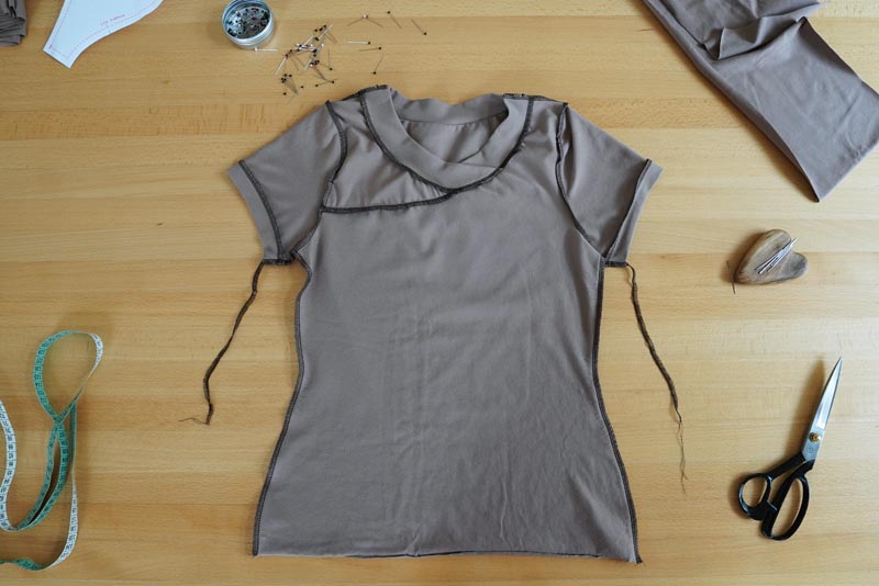 Střih a návod na jednoduché dámské tričko s překřížením - boční a rukávové švy