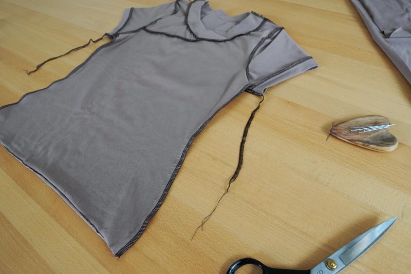 Střih a návod na jednoduché dámské tričko s překřížením - boční a rukávové švy