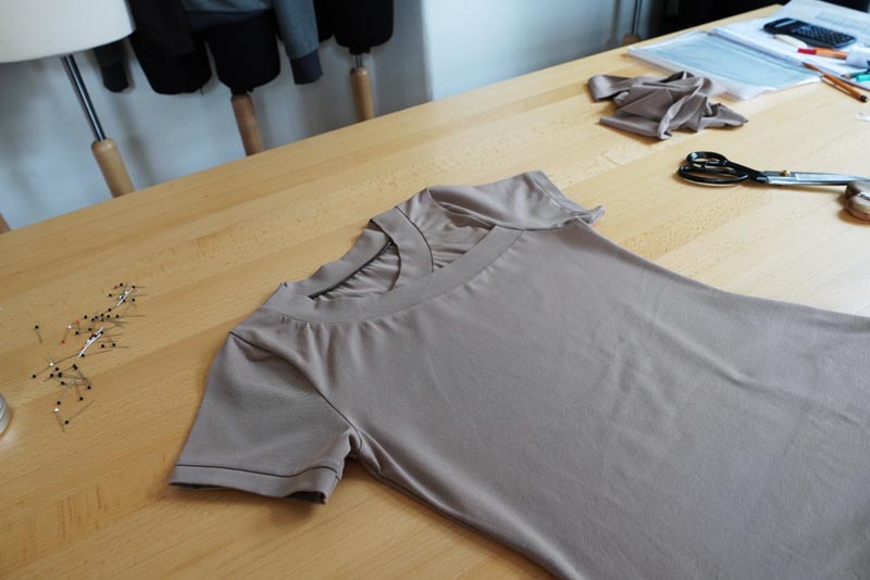 Střih a návod na jednoduché dámské tričko s překřížením