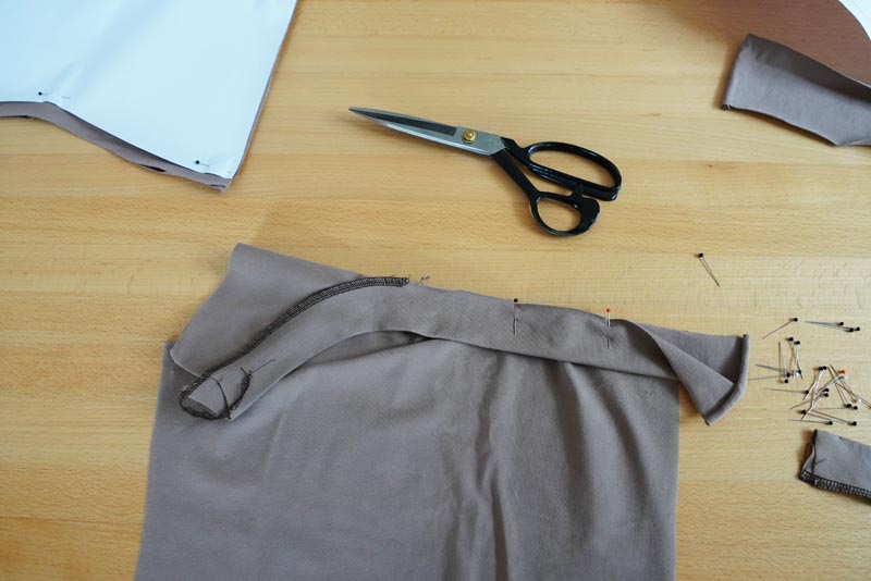 Střih a návod na jednoduché dámské tričko s překřížením - přední díl