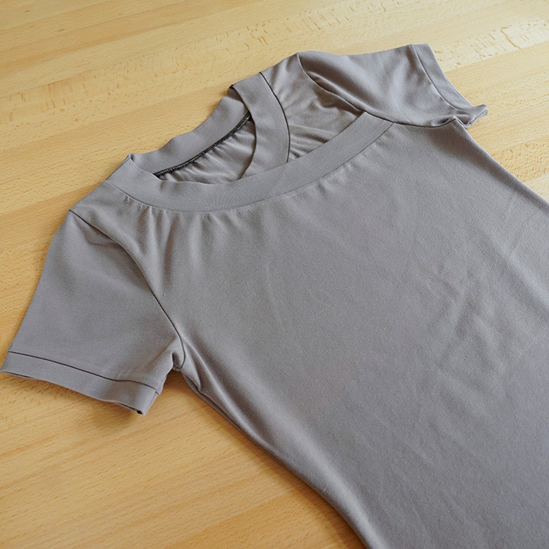 Střih a návod na jednoduché dámské tričko s překřížením