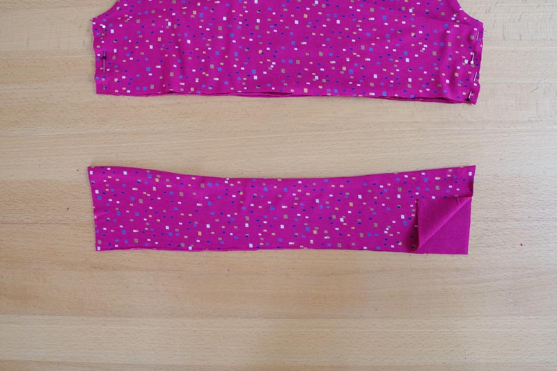 Jak ušít jednoduchý dámský podprsenkový crop top (lambádu) - zadní díly