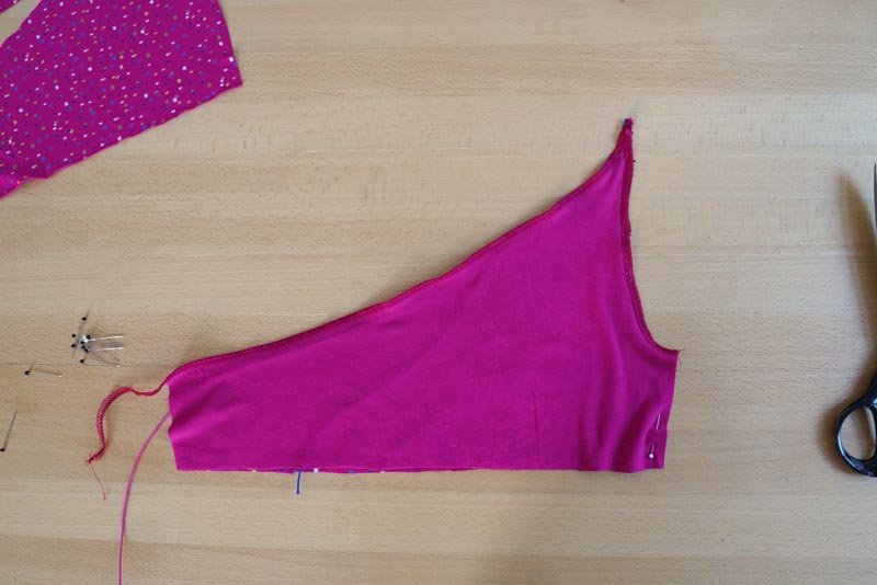 Jak ušít jednoduchý dámský podprsenkový crop top (lambádu) - přední díly