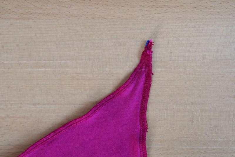 Jak ušít jednoduchý dámský podprsenkový crop top (lambádu) - přední díly