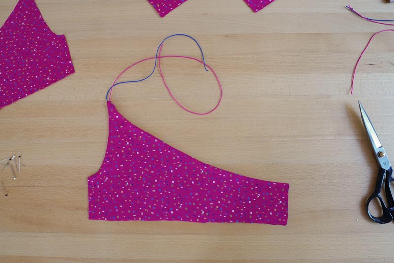 Jak ušít jednoduchý dámský podprsenkový crop top (lambádu) - přední díly