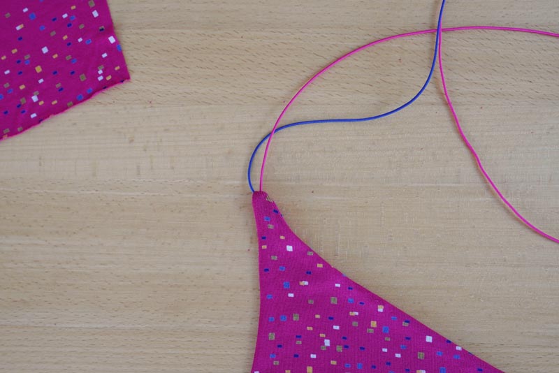 Jak ušít jednoduchý dámský podprsenkový crop top (lambádu) - přední díly