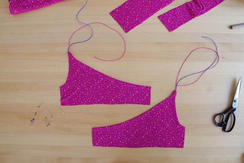 Jak ušít jednoduchý dámský podprsenkový crop top (lambádu) - přední díly