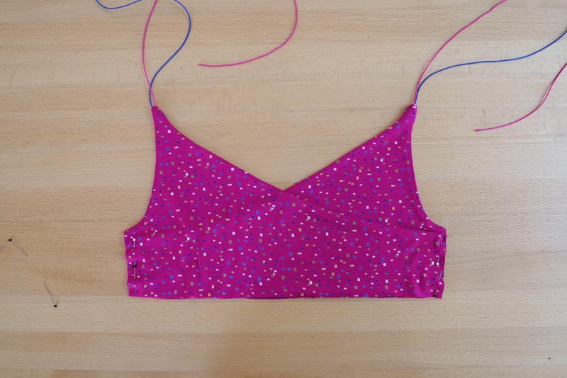 Jak ušít jednoduchý dámský podprsenkový crop top (lambádu) - přední díly