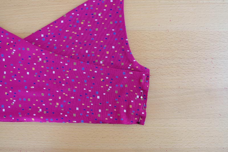 Jak ušít jednoduchý dámský podprsenkový crop top (lambádu) - přední díly