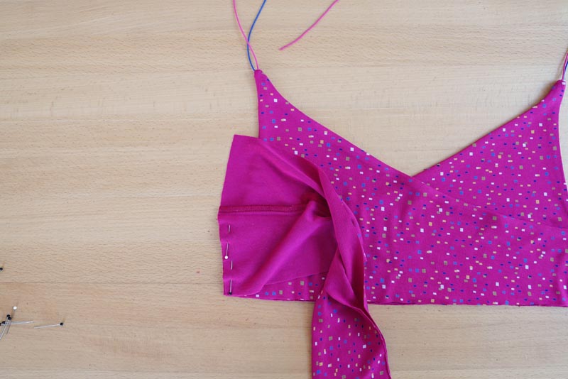 Jak ušít jednoduchý dámský podprsenkový crop top (lambádu) - boční švy