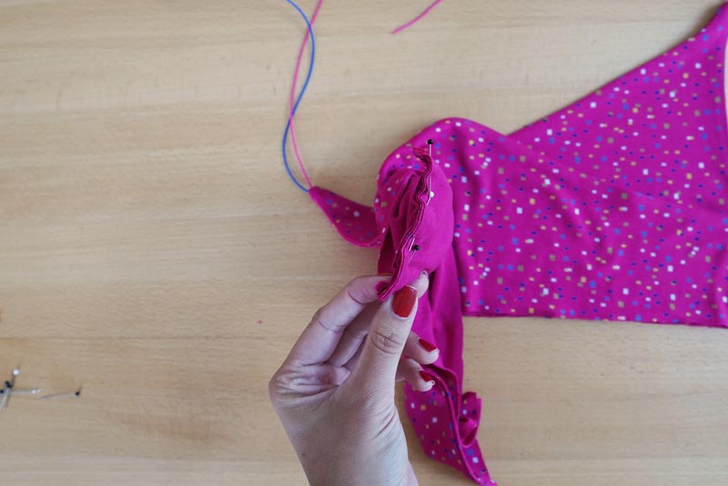 Jak ušít jednoduchý dámský podprsenkový crop top (lambádu) - boční švy