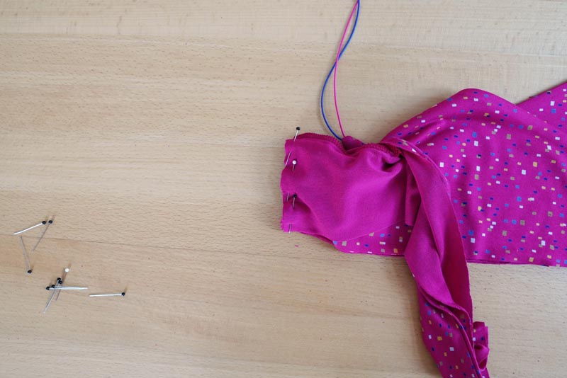 Jak ušít jednoduchý dámský podprsenkový crop top (lambádu) - boční švy