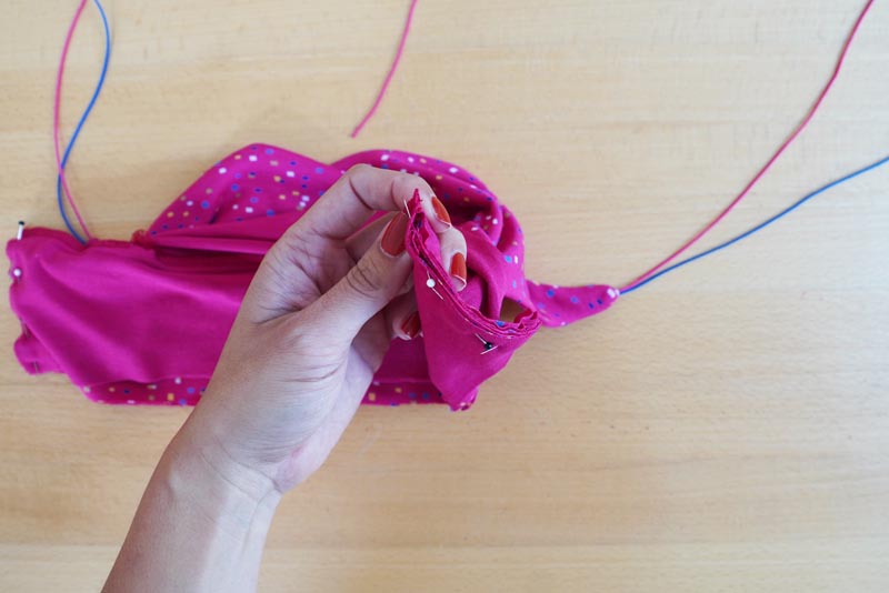 Jak ušít jednoduchý dámský podprsenkový crop top (lambádu) - boční švy