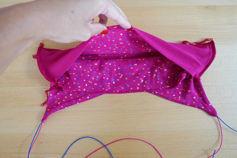 Jak ušít jednoduchý dámský podprsenkový crop top (lambádu) - boční švy